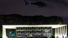 Polícia po útoku na vládne budovy v Brazílii zatkla stovky ľudí