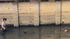 VIDEO: Šokujúci incident z Bangkoku. Z plávajúcej mŕtvoly v bahne bol napokon meditujúci starší muž