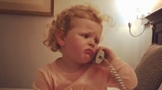 Malé dievčatko vás dostane do kolien: Jej imaginárny telefonát s babičkou je úžasný