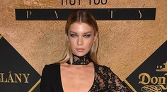 Modelka ukázala, že nemusíte mať obrie silikóny, aby bol hlboký výstrih sexy