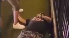 VIDEO: Hovoril do mikrofónu a zrazu spadol na zem. Raper zomrel priamo počas vystúpenia