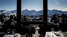 VIDEO: Mladík „zo žartu“ hodil zľadovatenú snehovú guľu na terasu reštaurácie. Za zranenie turistu mu hrozí väzenie