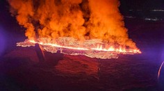 OBRAZOM: Z otvorenej trhliny sa valí láva. Islandský Grindavík ostáva v pohotovosti