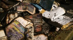 Podpaľač zdevastoval redakciu, zverejnili karikatúry z Charlie Hebdo