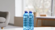 Pijete balenú vodu po dátume spotreby? Odborníci varujú pred vážnymi zdravotnými problémami