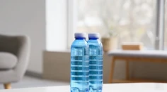 Pijete balenú vodu po dátume spotreby? Odborníci varujú pred vážnymi zdravotnými problémami