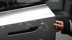 Z auta sa môže pri nehode stať horiaca pasca. Tesla zvoláva milióny elektromobilov pre problémový dizajn