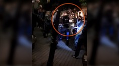 VIDEO: Muž „hrdinsky“ hodil do bratislavských policajtov veľký kovový predmet, potom utiekol
