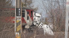 Miestni v Nových Zámkoch niečo také ešte nezažili: Spadli závory a ostal medzi nimi. Vlak nemal šancu ubrzdiť