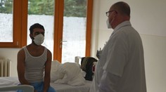 Mladý Pakistanec zo záchytného tábora ochorel na tuberkulózu. Je bez poistenia, no liečiť ho musia