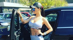 Plačkovej fotku museli vymazať. Takto si preťahuje končatiny