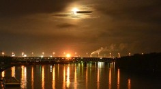 Fotil odraz svetiel v Dunaji. Keď si fotku prezrel detailnejšie, zistil, že zachytil tragédiu