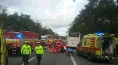 Do nemocnice v Miškovci previezli 13 zranených z nehody autobusu na slovenskej D2