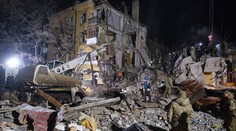 Ruský raketový útok v Kramatorsku. Z trosiek domu vytiahli už najmenej troch mŕtvych