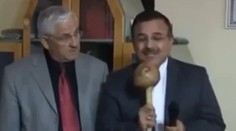 Prepracovaný reportér si pomýlil mikrofón s paličkou