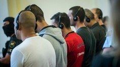 Za smrť 71 migrantov zatvorených v dodávke odsúdili na doživotie štyroch mužov