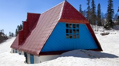 Zúfalá žena vyliezla na strechu domu. Nasledovala ju dcéra