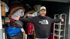 Neuveriteľné šťastie. Muž kúpil sklad za pár drobných, našiel mnoho nových vecí s obrovskou hodnotou