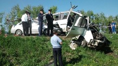 Osem ľudí, vrátane dieťaťa, zomrelo pri nehode mikrobusu a kamióna