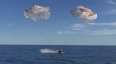 FOTO+VIDEO: Astronauti, ktorí uviazli vo vesmíre, sa bezpečne vrátili na Zem. Ich kapsula dopadla do mora