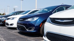 Muž si na dražbe kúpil ojazdené auto. Po príchode domov v ňom našiel "poklad"