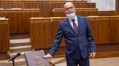 Urban z ĽSNS opäť kritizuje svojich kolegov zo strany. Chcel sa vzdať mandátu