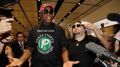 Rodman pricestoval do Singapuru, kde chce podporiť historický summit