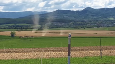 VIDEO: Zaujímavý úkaz. Neďaleko Prievidze sa objavilo niekoľko prachových vírov