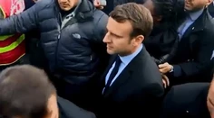 Macron chcel pomôcť zamestnancom továrne, robotníci ho vypískali