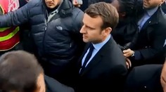 Macron chcel pomôcť zamestnancom továrne, robotníci ho vypískali