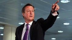 Prešľap, ktorý sa neodpúšťa: Ochrankár expremiéra Camerona nechal zbraň na toalete v lietadle