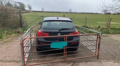 Fotografia, ako farmár „vybabral“ s vodičom, ktorý mu zablokoval bránu, baví internet