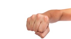 V Prievidzi vyčíňal podgurážený volič, napadol aj policajta