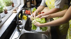 Umývanie ovocia, zeleniny či mäsa. Pri niektorých by sme to robiť nemali, strácajú chuť aj nutričnú hodnotu