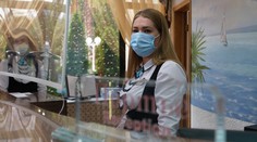 Rúšok a respirátorov sa nezbavíme päť rokov, tvrdí svetoznámy virológ