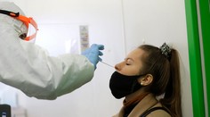 Každý druhý testovaný bol v sobotu pozitívny. Pribudlo aj 21 obetí