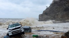 FOTO a VIDEO: Záplavy na Kréte spláchli autá až do mora