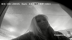 Policajti hľadajú blondínku z videa. Zabudla na kamery v bankomate