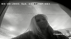 Policajti hľadajú blondínku z videa. Zabudla na kamery v bankomate