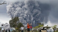 Neuveriteľné zábery z Havaja: Vybuchla sopka, ale golfisti pokojne hrajú ďalej