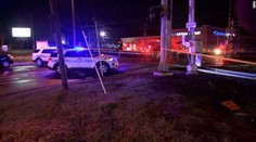 Dvaja muži smútili na mieste, kde zahynul ich brat. Zrazil ich vlak a tiež zomreli