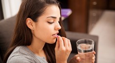 Čím máme zapíjať lieky? Najhoršie sú šťavy z citrusových plodov