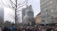 Video z unikátnej demolácie. Naživo ju videlo 30-tisíc zvedavcov