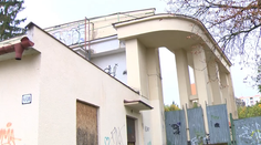 Čo nezničil čas, dokončili vandali. Legendárny amfiteáter v Leviciach opäť ožije