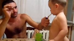 Výchova „ako sa patrí“! Otec zapaľuje cigaretu malému batoľaťu