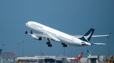 Krušné chvíle na palube letu z USA do Hongkongu. Mladík sa pokúsil otvoriť dvere lietadla