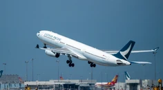 Krušné chvíle na palube letu z USA do Hongkongu. Mladík sa pokúsil otvoriť dvere lietadla