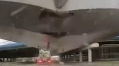 VIDEO: Domiešavač strhol most, ten sa zrútil na auto za ním. Posádka sa druhýkrát narodila