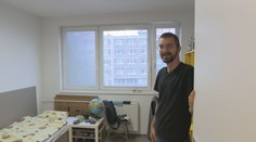 Ján je večný študent. Na internáte býva 13 rokov, no už aj on musí čoskoro vyriešiť svoje bývanie