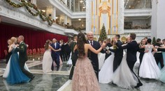 FOTO: Po boku Lukašenka sa objavuje o desiatky rokov mladšia modelka. Je to jeho milenka, píšu ruské médiá